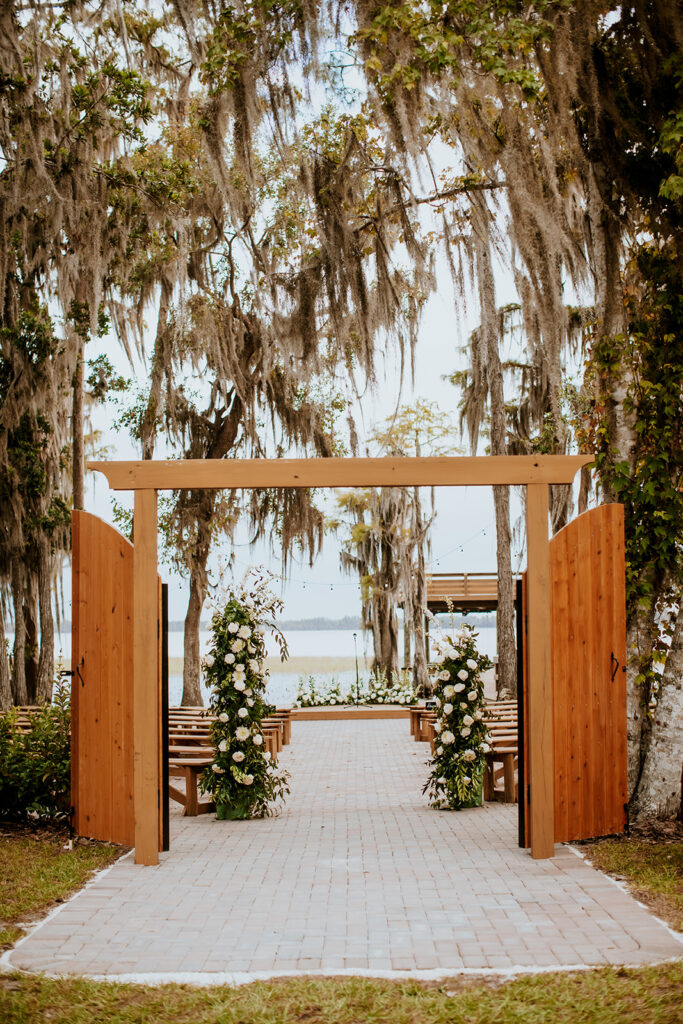 Gentry Pines Ceremony Location: A breathtaking lakeside setting surrounded by giant oaks and Spanish moss. The perfect venue for exchanging vows amidst natural beauty and timeless elegance.