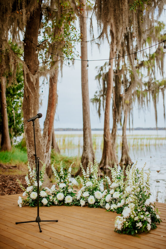 Gentry Pines Ceremony Location: A breathtaking lakeside setting surrounded by giant oaks and Spanish moss. The perfect venue for exchanging vows amidst natural beauty and timeless elegance.