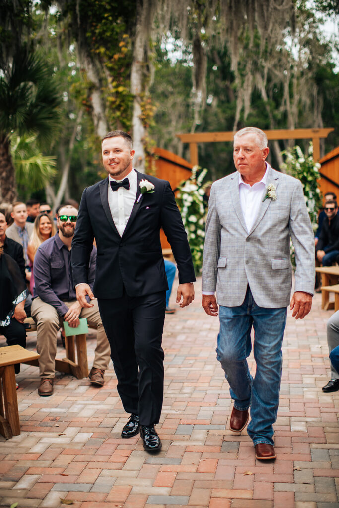 Gentry Pines Ceremony Location: A breathtaking lakeside setting surrounded by giant oaks and Spanish moss. The perfect venue for exchanging vows amidst natural beauty and timeless elegance.