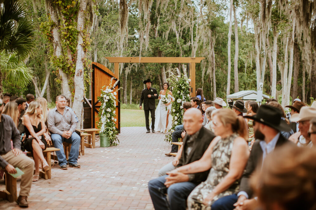 Gentry Pines Ceremony Location: A breathtaking lakeside setting surrounded by giant oaks and Spanish moss. The perfect venue for exchanging vows amidst natural beauty and timeless elegance.