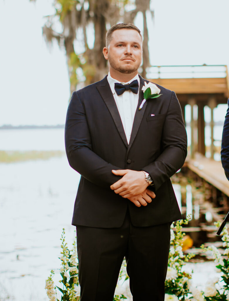 Gentry Pines Ceremony Location: A breathtaking lakeside setting surrounded by giant oaks and Spanish moss. The perfect venue for exchanging vows amidst natural beauty and timeless elegance.