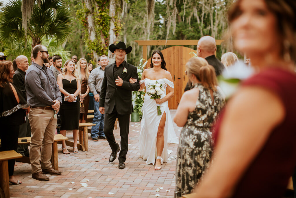 Gentry Pines Ceremony Location: A breathtaking lakeside setting surrounded by giant oaks and Spanish moss. The perfect venue for exchanging vows amidst natural beauty and timeless elegance.