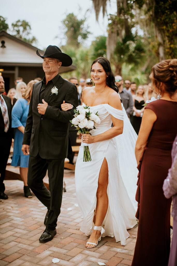 Gentry Pines Ceremony Location: A breathtaking lakeside setting surrounded by giant oaks and Spanish moss. The perfect venue for exchanging vows amidst natural beauty and timeless elegance.