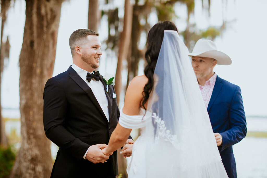 Gentry Pines Ceremony Location: A breathtaking lakeside setting surrounded by giant oaks and Spanish moss. The perfect venue for exchanging vows amidst natural beauty and timeless elegance.