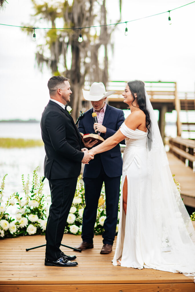 Gentry Pines Ceremony Location: A breathtaking lakeside setting surrounded by giant oaks and Spanish moss. The perfect venue for exchanging vows amidst natural beauty and timeless elegance.