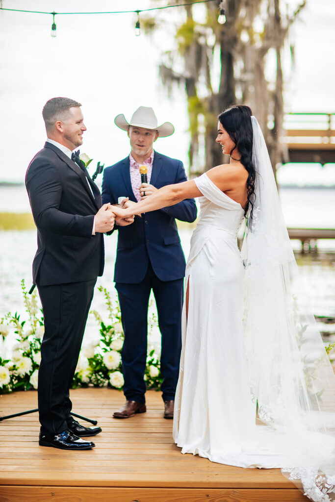 Gentry Pines Ceremony Location: A breathtaking lakeside setting surrounded by giant oaks and Spanish moss. The perfect venue for exchanging vows amidst natural beauty and timeless elegance.