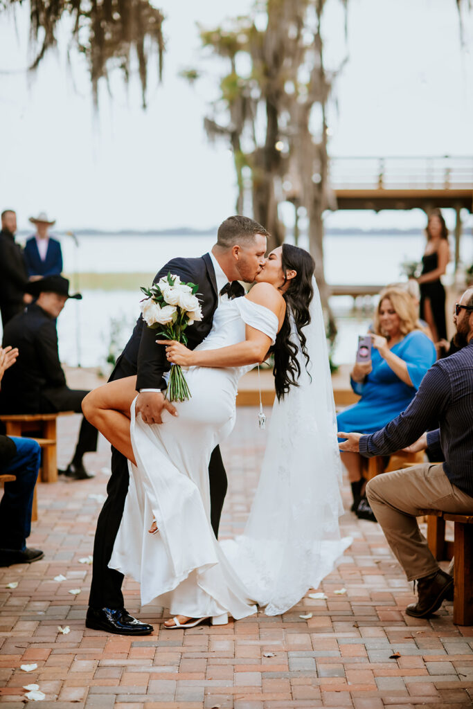 Gentry Pines Ceremony Location: A breathtaking lakeside setting surrounded by giant oaks and Spanish moss. The perfect venue for exchanging vows amidst natural beauty and timeless elegance.