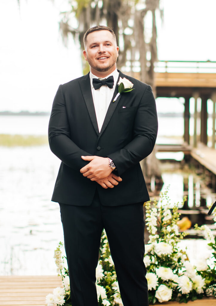 Gentry Pines Ceremony Location: A breathtaking lakeside setting surrounded by giant oaks and Spanish moss. The perfect venue for exchanging vows amidst natural beauty and timeless elegance.