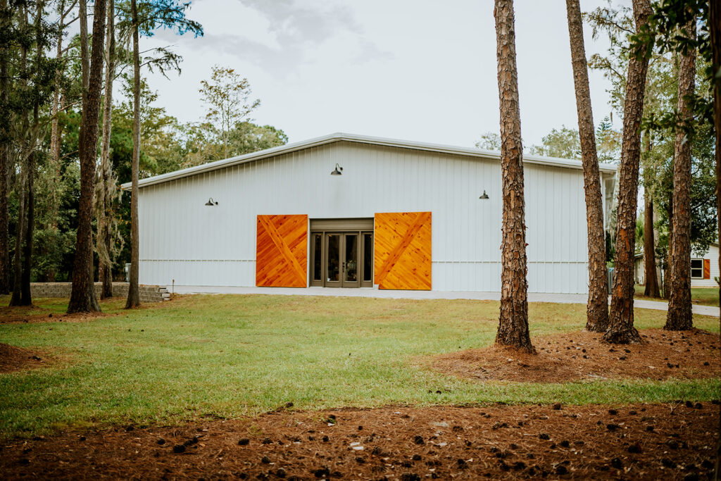 Gentry Pines Venue: Nestled in the heart of St. Cloud, Florida, this rustic-chic wedding destination features 7,000 square feet of open space surrounded by giant oaks draped in Spanish moss. Explore the captivating charm of Gentry Pines, where natural beauty meets timeless elegance.