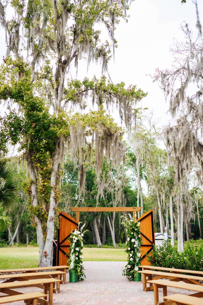 Gentry Pines Ceremony Location: A breathtaking lakeside setting surrounded by giant oaks and Spanish moss. The perfect venue for exchanging vows amidst natural beauty and timeless elegance.