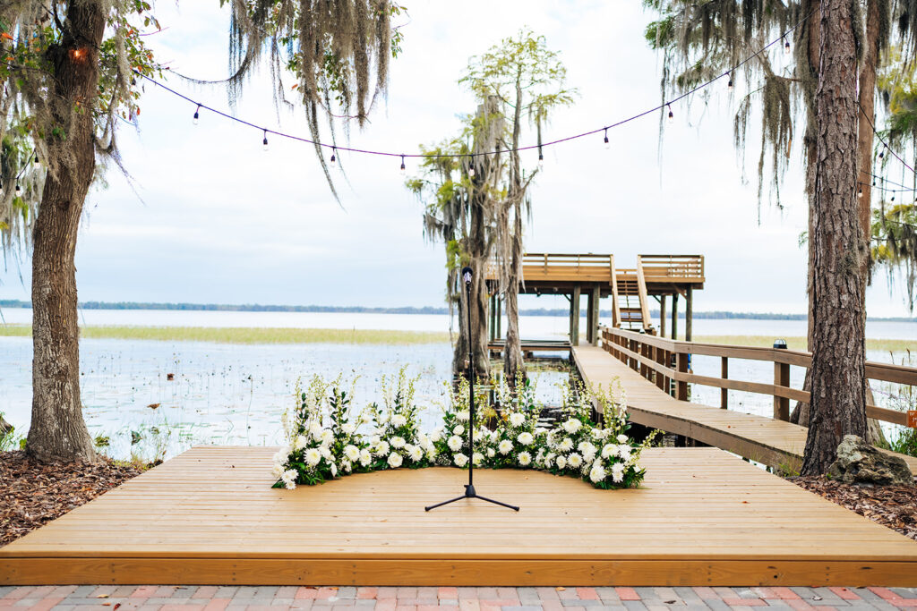 Gentry Pines Ceremony Location: A breathtaking lakeside setting surrounded by giant oaks and Spanish moss. The perfect venue for exchanging vows amidst natural beauty and timeless elegance.