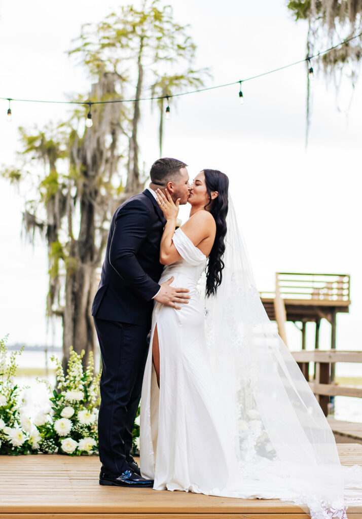 Gentry Pines Ceremony Location: A breathtaking lakeside setting surrounded by giant oaks and Spanish moss. The perfect venue for exchanging vows amidst natural beauty and timeless elegance.